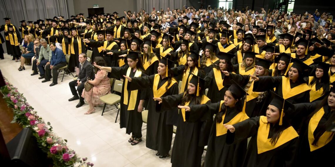Ahome celebra a nuevas maestras y maestros egresados de la UPES