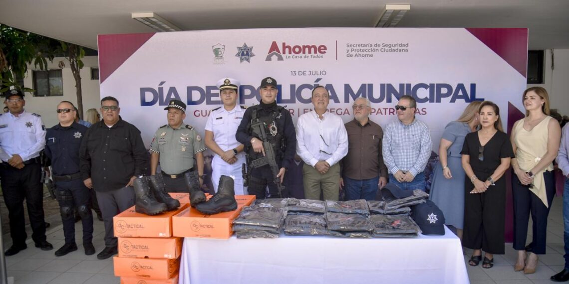 Antonio Menéndez entrega 5 patrullas a policías; reconoce a los elementos caídos con sentido homenaje