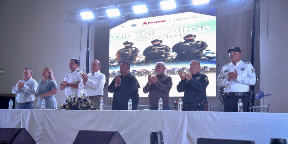 Alcalde Menéndez celebra a agentes policiacos en su día y anuncia incremento salarial