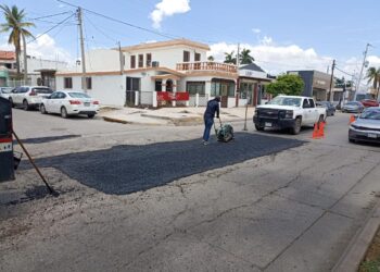 Gobierno municipal intensifica bacheo con asfalto caliente en vialidades de Los Mochis