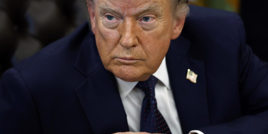 EE.UU. interrumpe bombardeos a Irán mientras Trump espera una solución diplomática