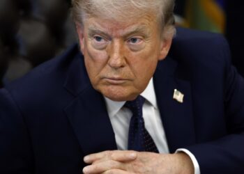 EE.UU. interrumpe bombardeos a Irán mientras Trump espera una solución diplomática
