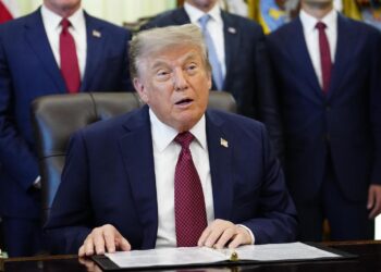Dos empresas llevan a Trump ante los tribunales; ¿qué pasó y cuál es su argumento?