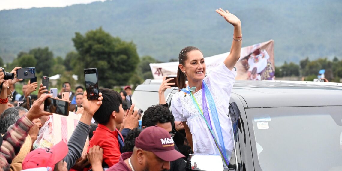 Presidenta Claudia Sheinbaum culmina recorrido por Michoacán, donde felicitó a EUA por su independencia 🇺🇸. Presentó avances en proyectos de educación, vivienda y salud