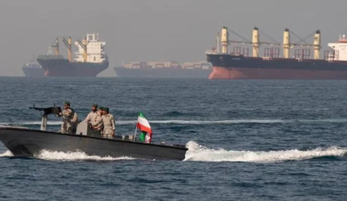 EE.UU. ataca objetivos militares iraníes; busca debilitar su amenaza en el estrecho de Ormuz