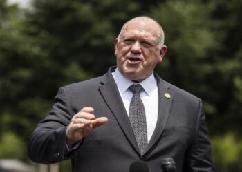 ICE revisa sus protocolos, pero niega errores tras muertes de migrantes