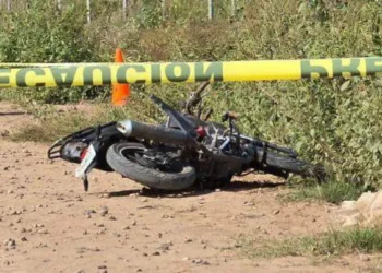 Menor de 15 años muere tras chocar contra la barda de un domicilio en Navolato