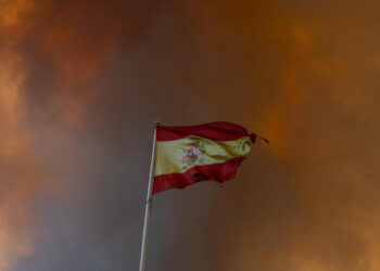 Incendio en Madrid obliga a evacuar o confinar a más de 40 mil personas