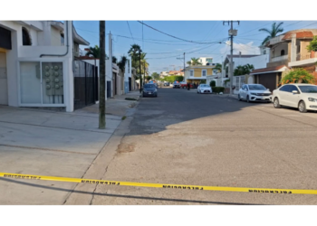 Hallan a dos hombres asesinados en vehículo en la Ferrocarrilera, en Mazatlán