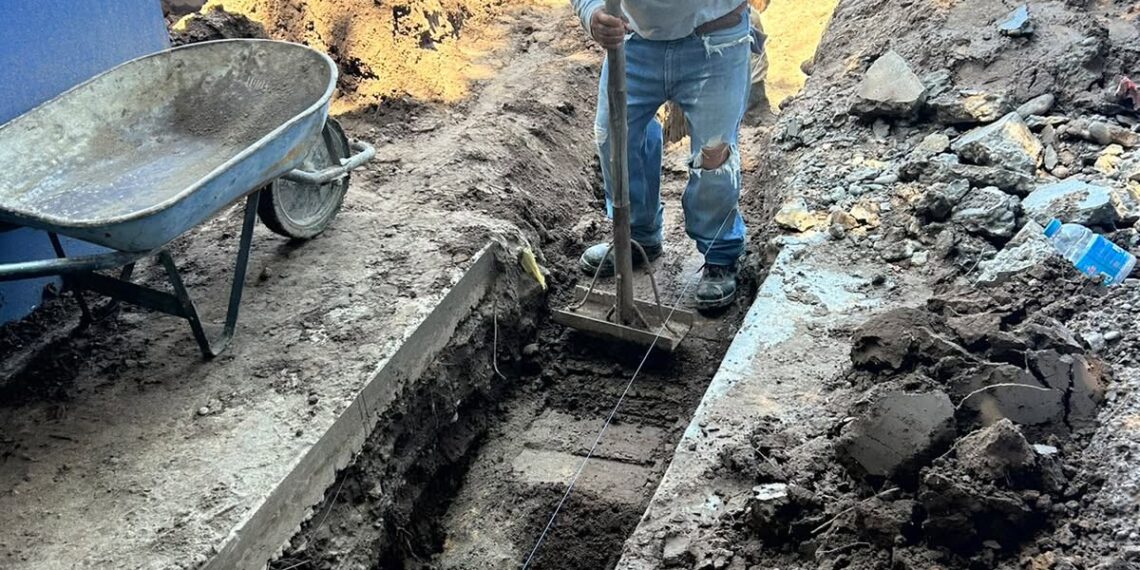 Construyen drenaje pluvial en primaria de Charay