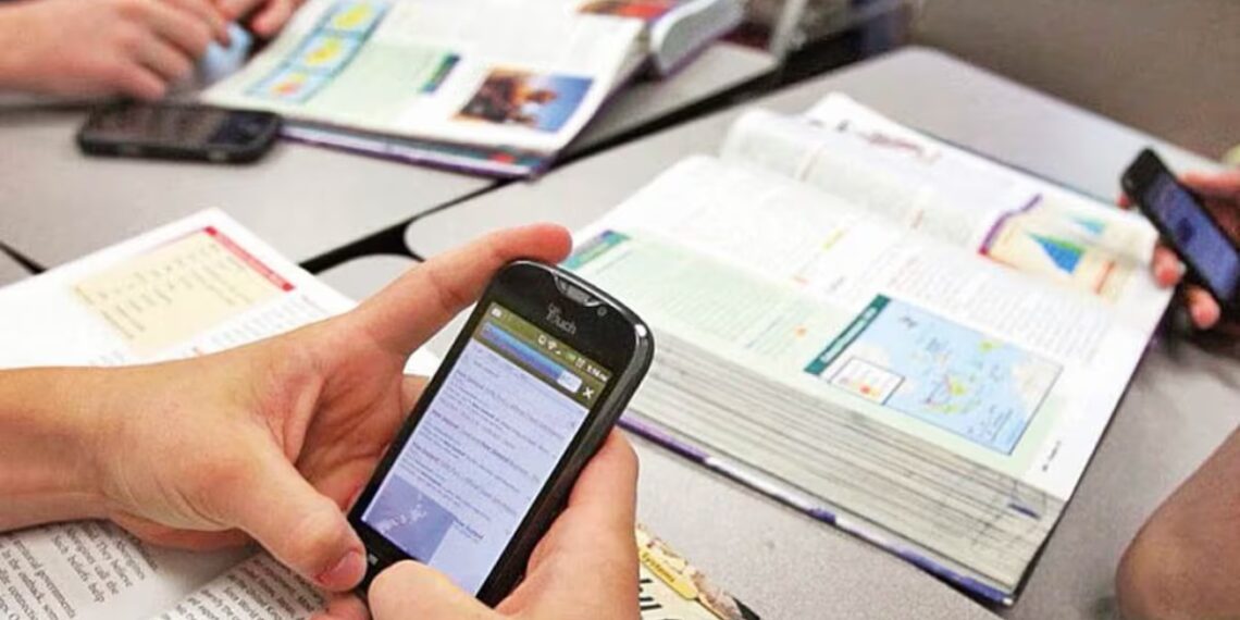 El 81 % de maestros apoya regular el uso de celulares y dispositivos móviles en escuelas