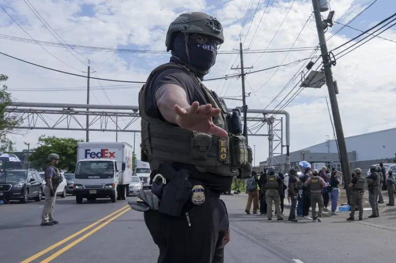 Congresistas y activistas de EE.UU. rechazan la compra de guantes eléctricos para ICE
