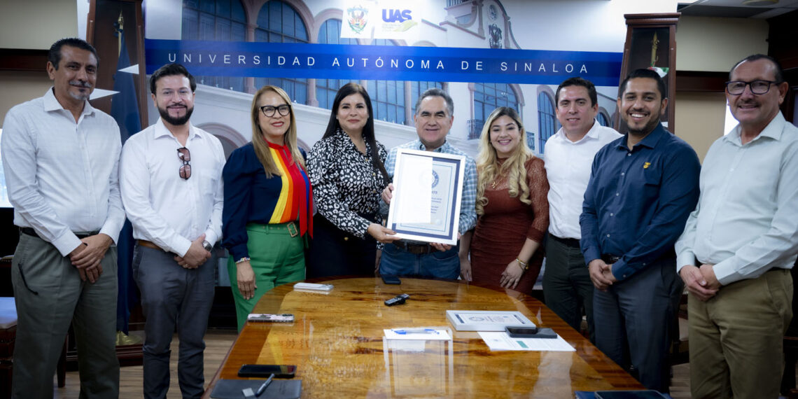 Liderados por Marco Verde y la comunidad universitaria, la UAS hace historia; recibe el Rector Jesús Madueña el certificado oficial del Récord Guinness por clase masiva de boxeo fitness