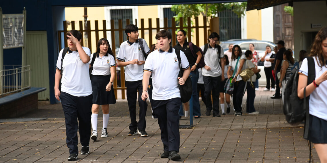 ¡Nuevos sueños e historias! Con entusiasmo y cobertura universal, la UAS da la bienvenida a miles de estudiantes de bachillerato en el inicio del ciclo 2026-2027
