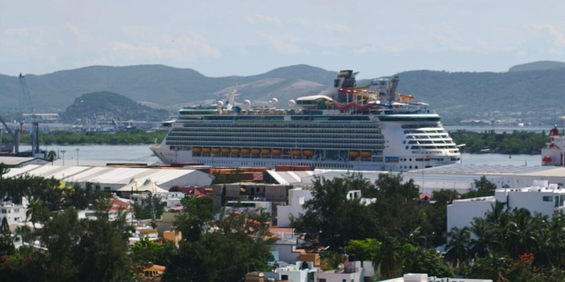 Arriba a Mazatlán el crucero “Navigator of the Seas”, con más de 3,800 visitantes