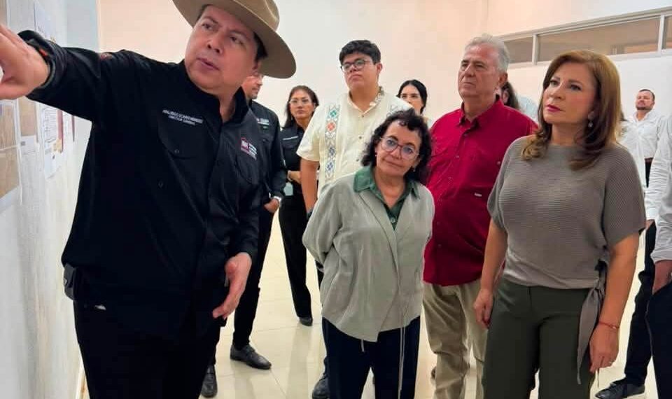 Rectora de Universidad Nacional Rosario Castellanos supervisa el área donde se construye la Unidad Culiacán