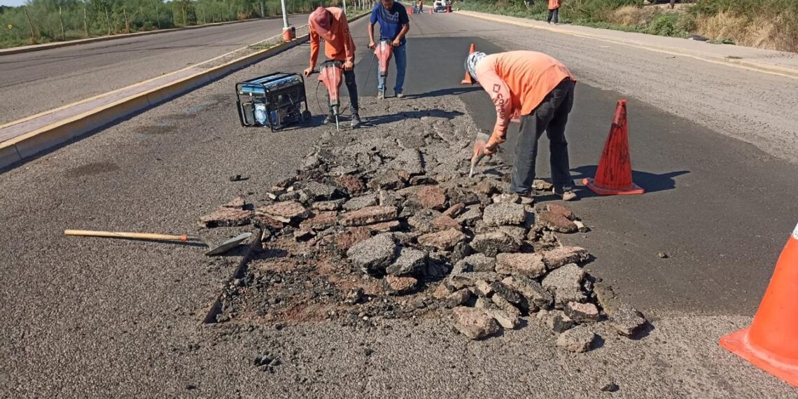 Municipio mantiene trabajos de bacheo y reposición de losas