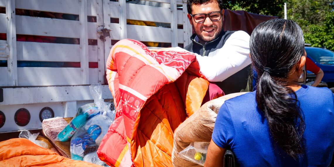 SEBIDES lleva apoyos humanitarios a familias de Copala y El Habal de Copala