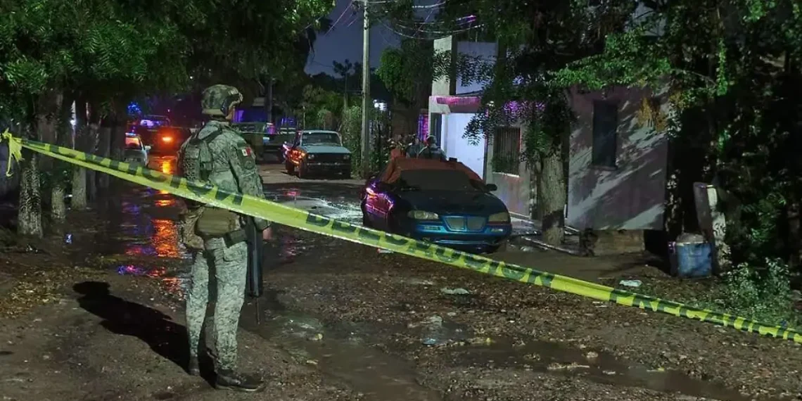 Asesinan a balazos a hombre en la cochera de un domicilio en Culiacán