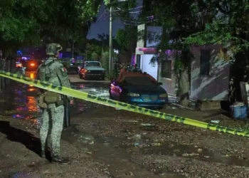 Asesinan a balazos a hombre en la cochera de un domicilio en Culiacán