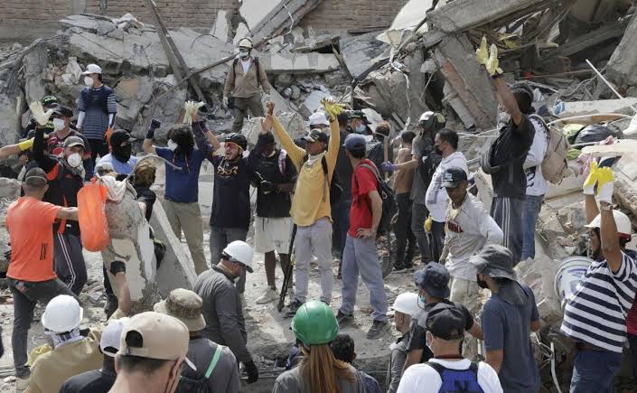 Topos Azteca llegan a Colombia para el rescate de personas atrapadas por el sismo
