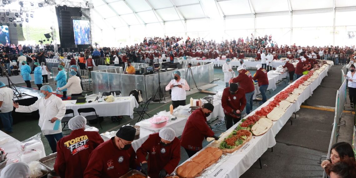 Una torta de 1.5 toneladas se conquista un récord Guinness en México