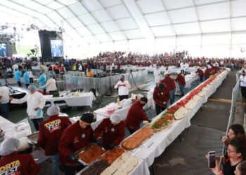 Una torta de 1.5 toneladas se conquista un récord Guinness en México