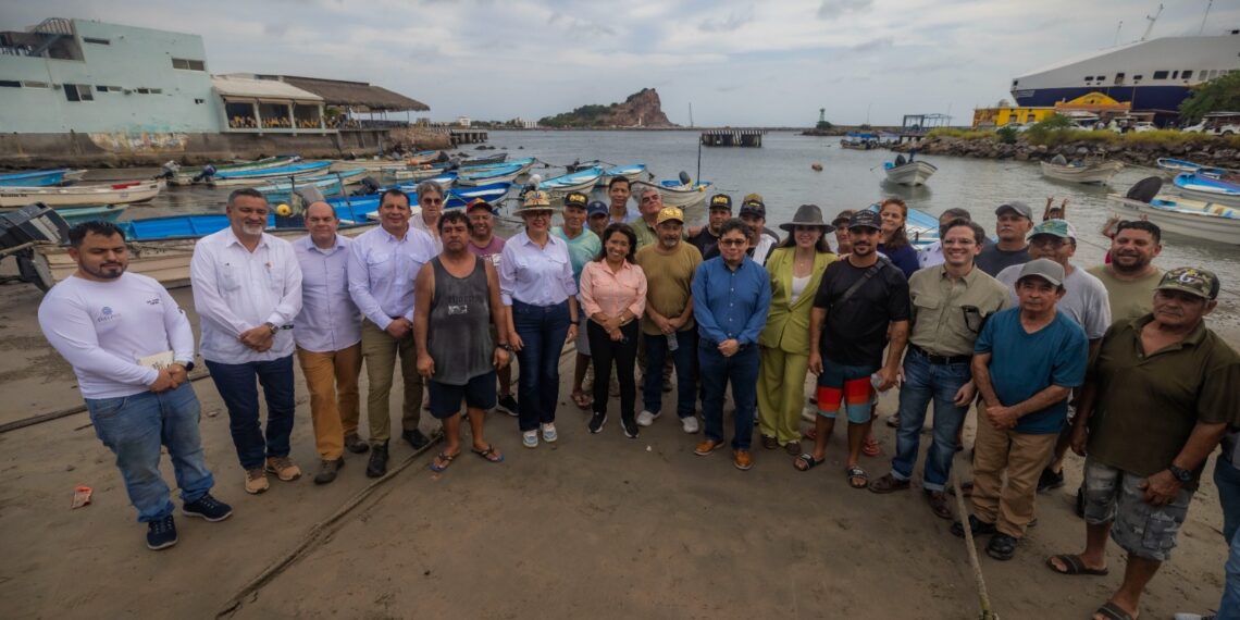 Gobernadora Graciela Domínguez y secretaria de SADER, Columba López, sostienen diálogo con pescadores ribereños en Playa Sur