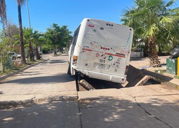 Camión urbano con pasajeros cae en megasocavón en Los Mochis