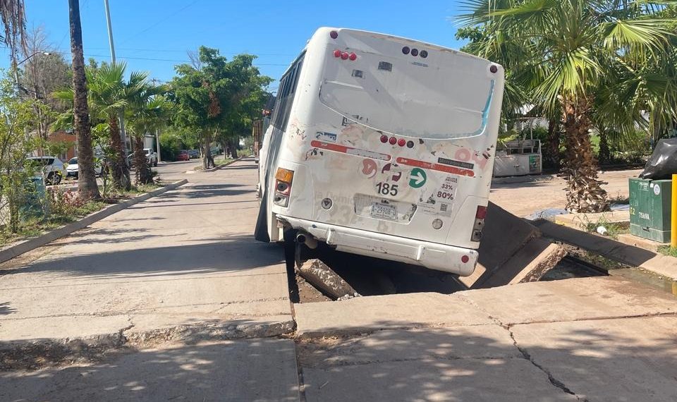 Camión urbano con pasajeros cae en megasocavón en Los Mochis