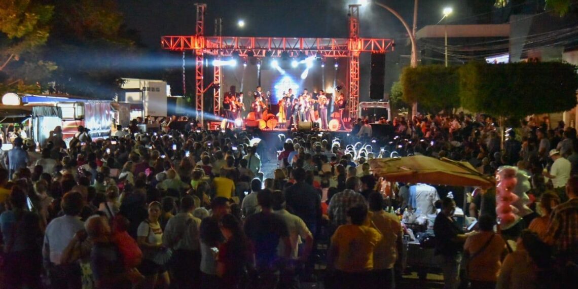 Con Mariachi, danza folclórica, danza aérea y Banda de Música Militar culminan las Fiestas Patrias Ahome 2026 en la Plazuela 27 de Septiembre