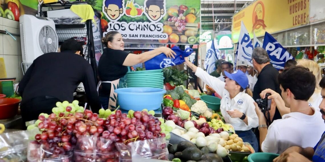 Roxana Rubio escucha a comerciantes de Ahome y llama a volver a creer en quienes generan empleos
