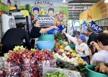 Roxana Rubio escucha a comerciantes de Ahome y llama a volver a creer en quienes generan empleos