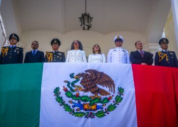 Gobernadora Graciela Domínguez presencia desfile conmemorativo al 216 aniversario del inicio de la Independencia de México