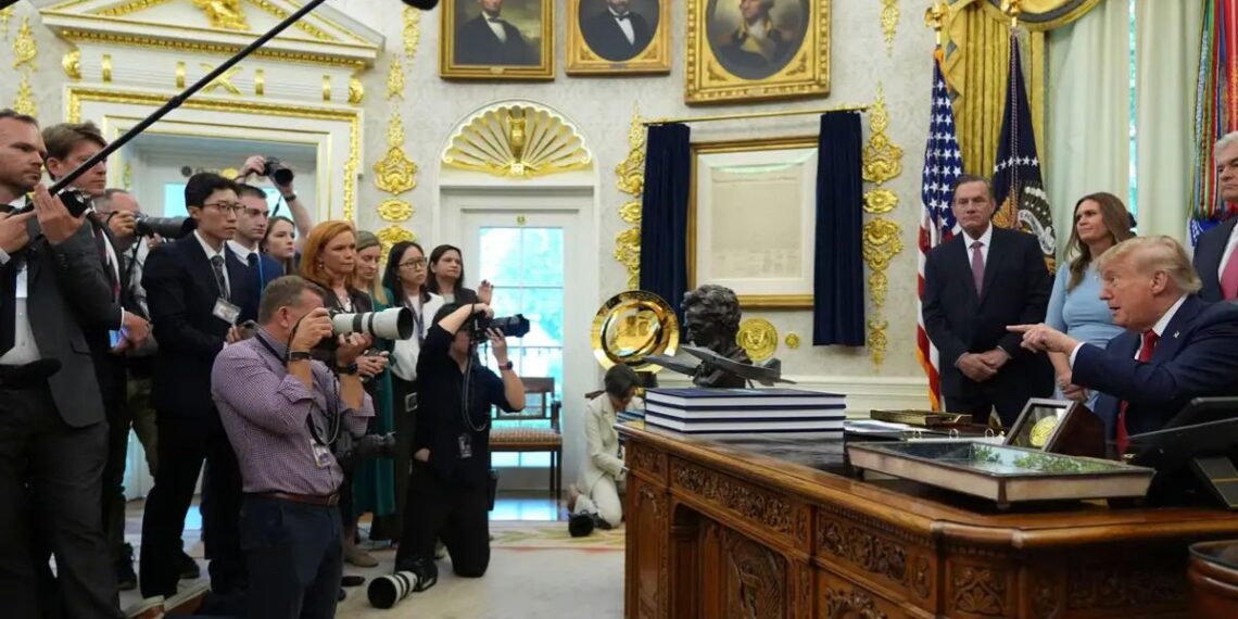 Juez ordena restablecer el acceso a la Casa Blanca a medios vetados; CNN y Politico dicen que siguen sancionados