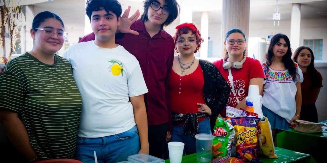 Entre tradición, folclor y aprendizaje del inglés, la UAS celebra el “Mexican Day” para fortalecer la identidad cultural de sus estudiantes