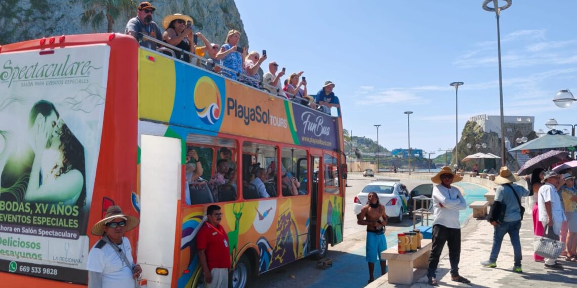 Llega a Mazatlán el crucero “Navigator Of The Seas”, con más de 3,500 pasajeros