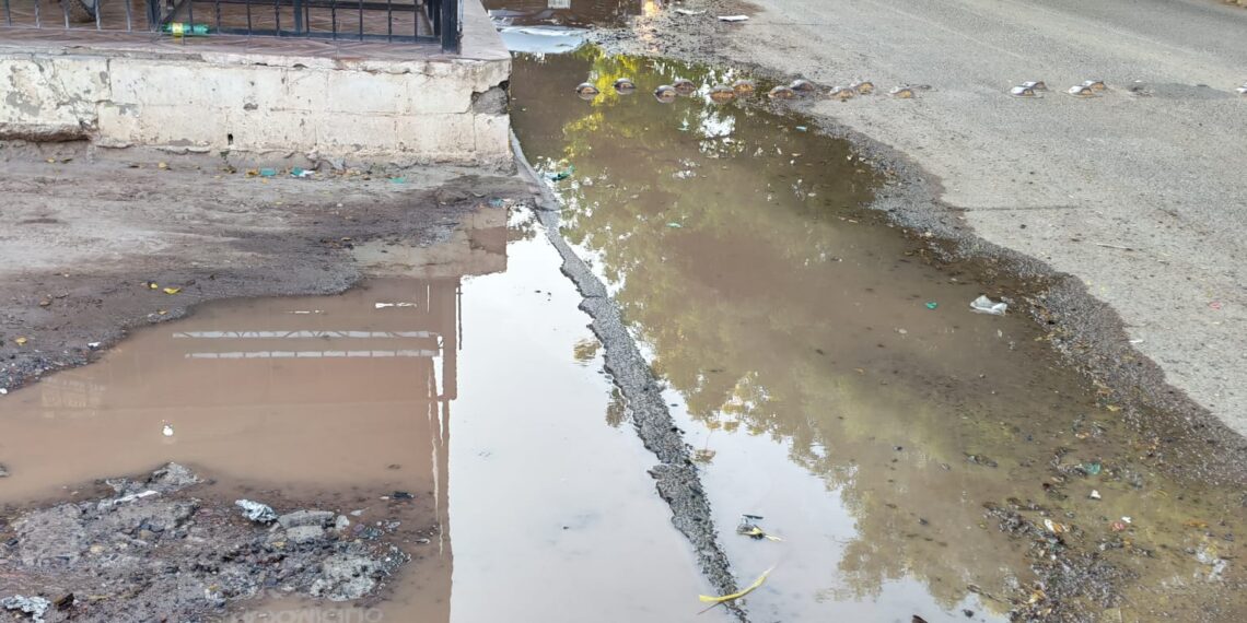 REPORTAN FUGA DE AGUA POTABLE EN COLONIA PRADERAS DE VILLA, EN LOS MOCHIS