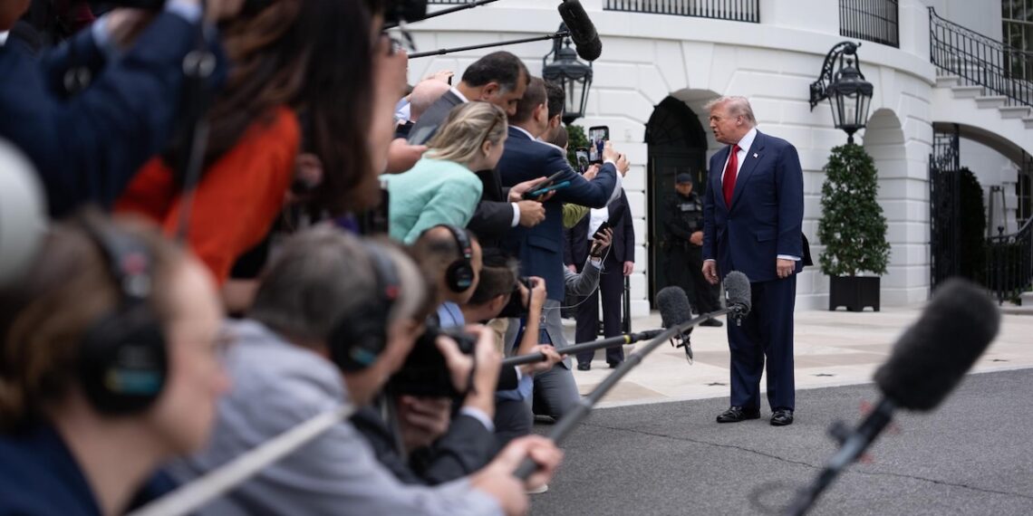 Cadenas de TV suspenden cobertura conjunta en protesta contra Trump