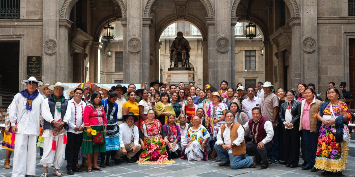 En el Día de la Resistencia Indígena, Presidenta Claudia Sheinbaum anuncia que a petición de los pueblos originarios y afromexicano se amplía periodo de consulta de la iniciativa de Ley General