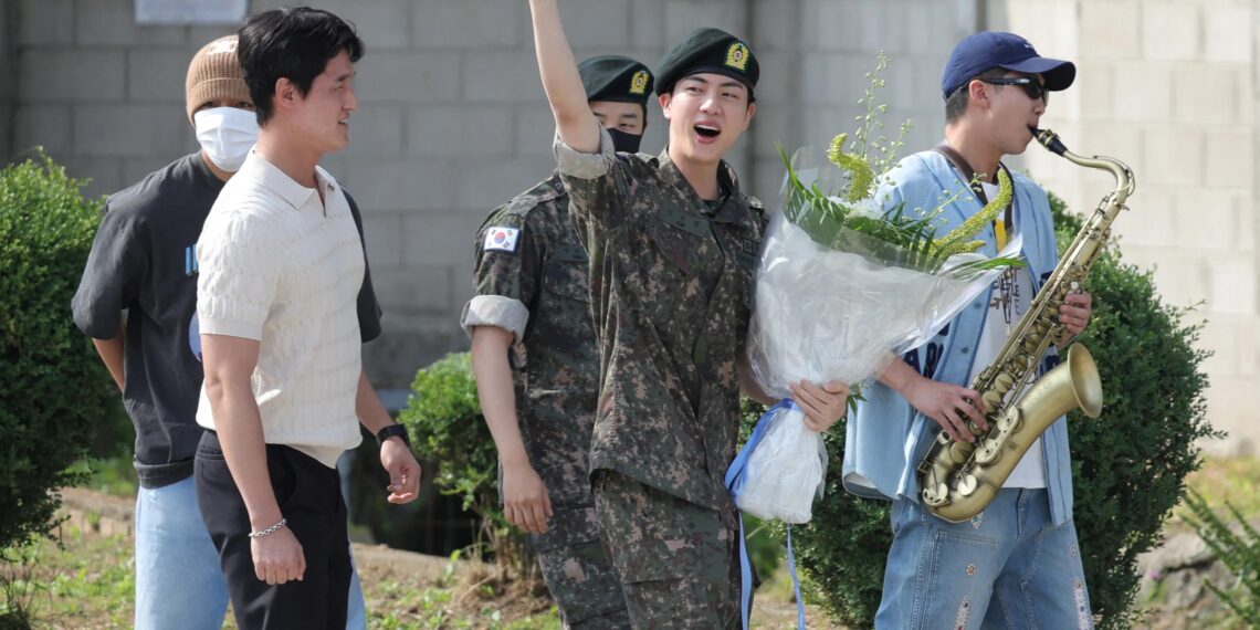 Jin es el primer integrante de BTS en finalizar el servicio militar y lo celebra con sus compañeros de banda