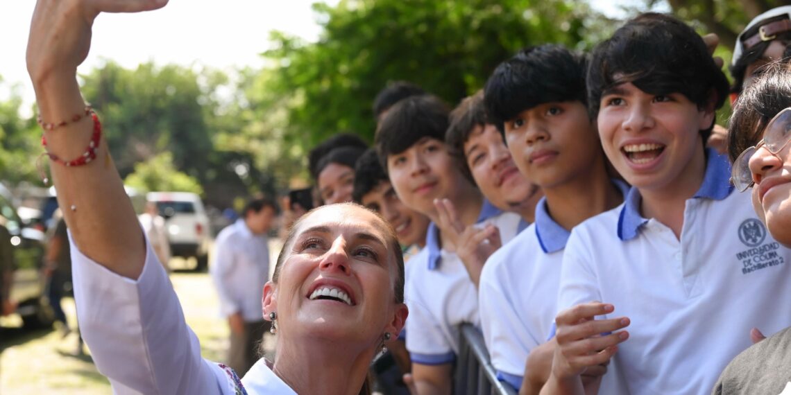 Gracias a las Becas para el Bienestar cerca de 400 mil jóvenes más estudiarán preparatoria: Presidenta Claudia Sheinbaum en entrega de tarjetas de la beca Benito Juárez en Colima