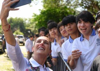 Gracias a las Becas para el Bienestar cerca de 400 mil jóvenes más estudiarán preparatoria: Presidenta Claudia Sheinbaum en entrega de tarjetas de la beca Benito Juárez en Colima