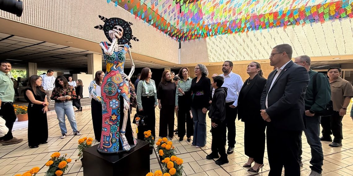 Reconocen a 44 trabajadores por altares y adornos del Día de Muertos en Palacio de Gobierno