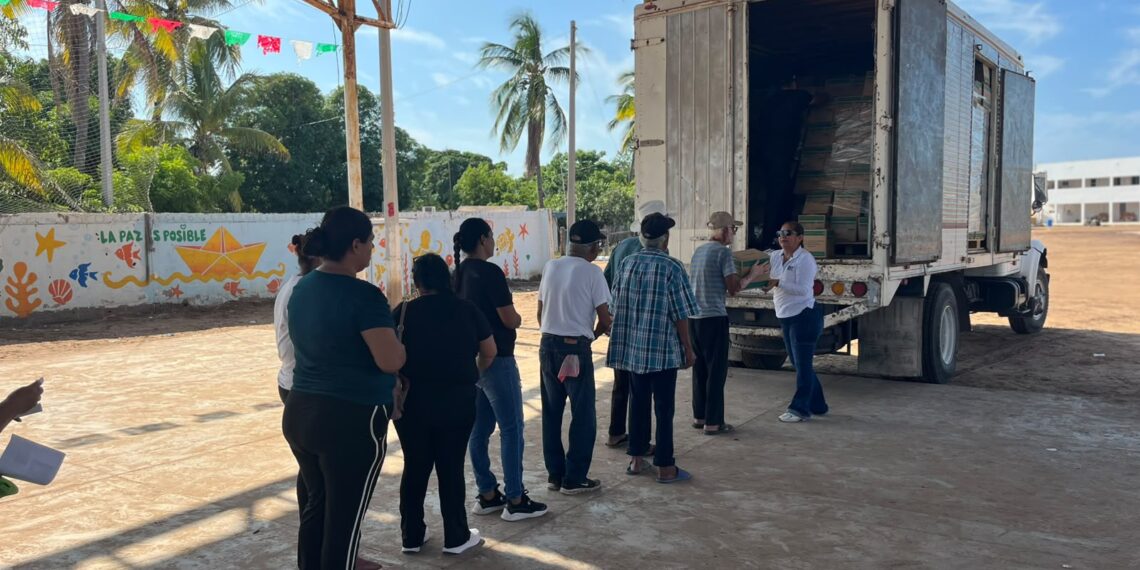 DIF Sinaloa lleva 600 canastas alimenticias a pescadores de los campos pesqueros Las Arenitas y El Cuervo