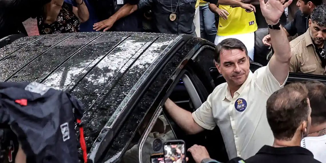 Reportan fuga de Flávio Bolsonaro a EE. UU. tras omitir entrega de pasaportes y perder el balotaje en Brasil