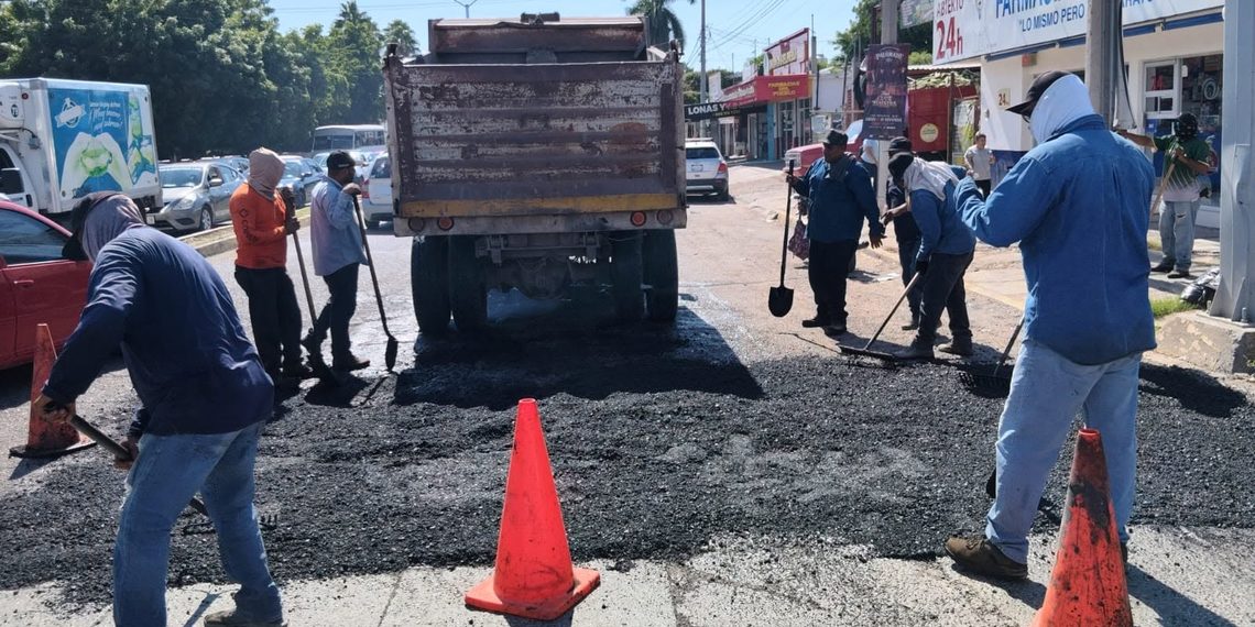 Avanzan trabajos de bacheo y rehabilitación de vialidades en diversos puntos de Los Mochis