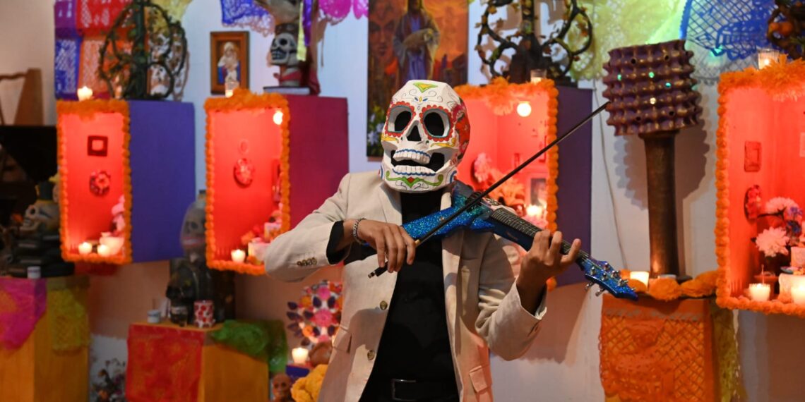 Entre flores de cempasúchil, arte y memoria, la UAS honra a los seres queridos con un altar dedicado a Dora Josefina Ayala Castro y la exposición “La muerte en la gráfica”