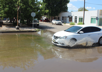 Vecinos del Centro piden apoyo a JAPAMA para reparar fuga de aguas negras