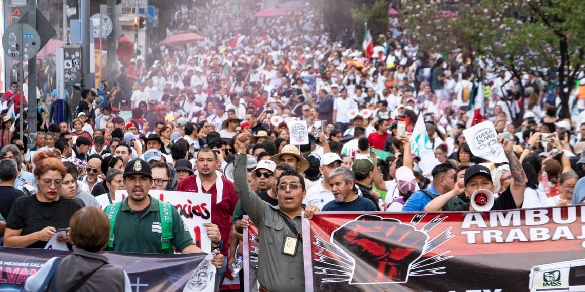 Trabajadores del IMSS marchan de nuevo en CDMX: exigen aumento salarial del 10% y destitución de su líder sindical